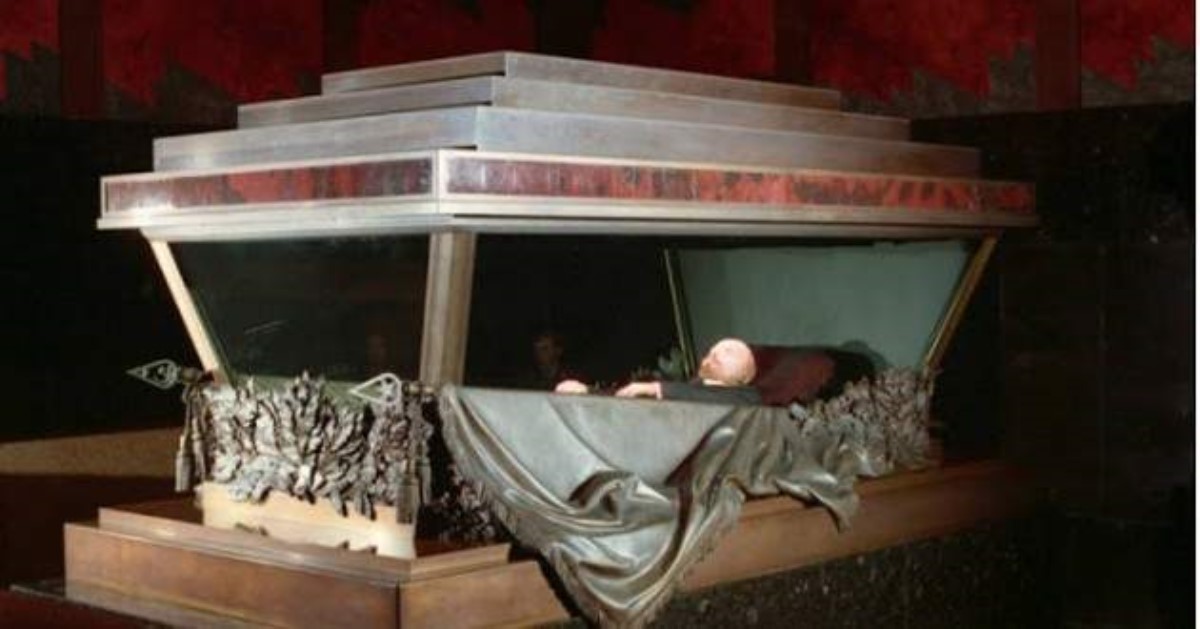 Что происходит в гробу Ленина ночью: кадры, удивившие мир