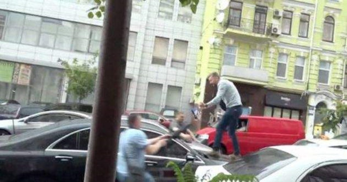 Участник потасовки с Порошенко записал видеообращение