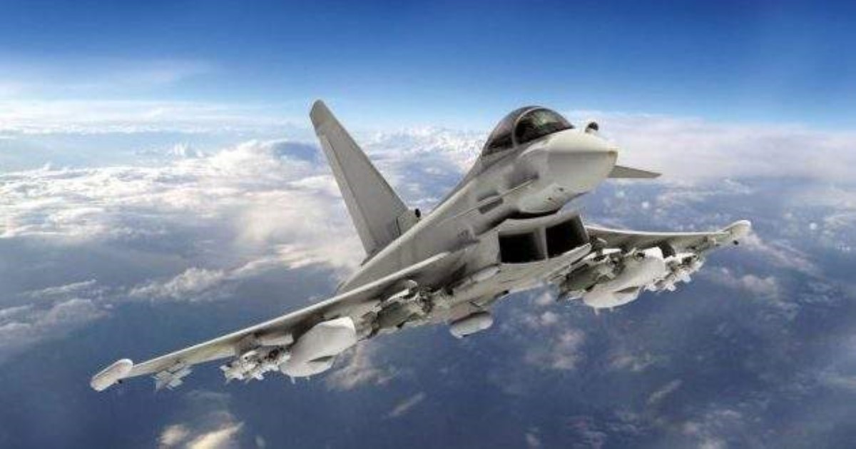 В небе загадочно исчез истребитель ВВС: сделано заявление