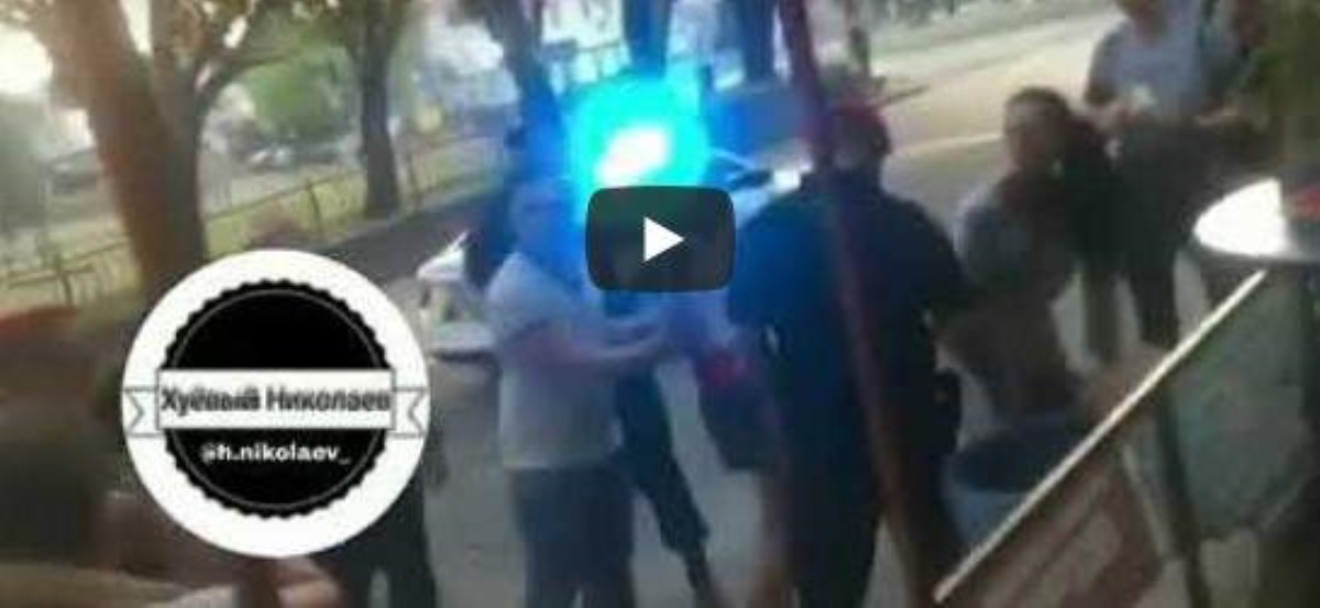 Не поделили парня: девушки подрались у ночного клуба, есть видео