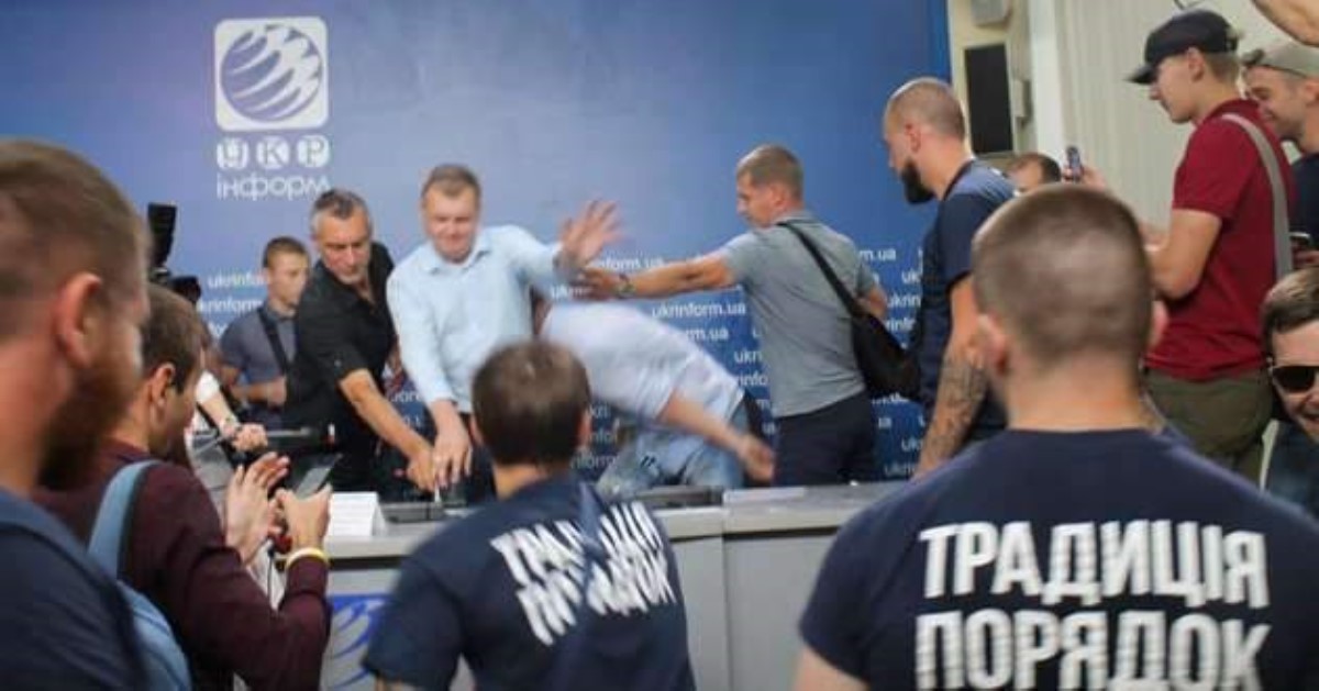 Выломали дверь и закидали яйцами: Укринформ атаковали крепкие молодчики