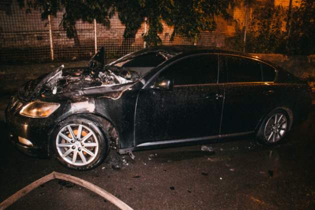 В Киеве во дворе жилого дома взорвался Lexus. Видео