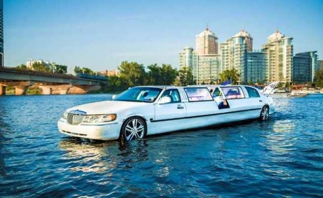 В Киеве появился плавающий лимузин. Видео