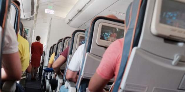 Стюардесса рассказала, как спасают пассажиров, которым становится плохо во время полета