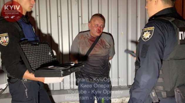 В Киеве пьяный водитель протаранил 5 автомобилей и угрожал прохожим ножом. Видео