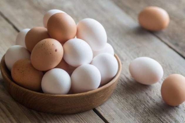 Вот почему одни куриные яйца – коричневые, а другие – белые