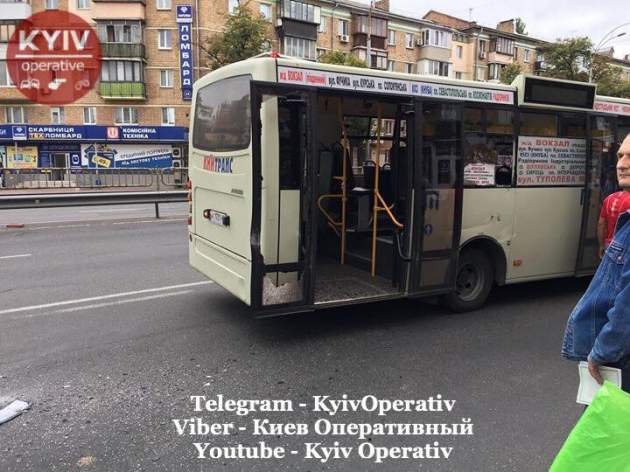 В Киеве водители маршруток устроили опасную "битву" за пассажиров
