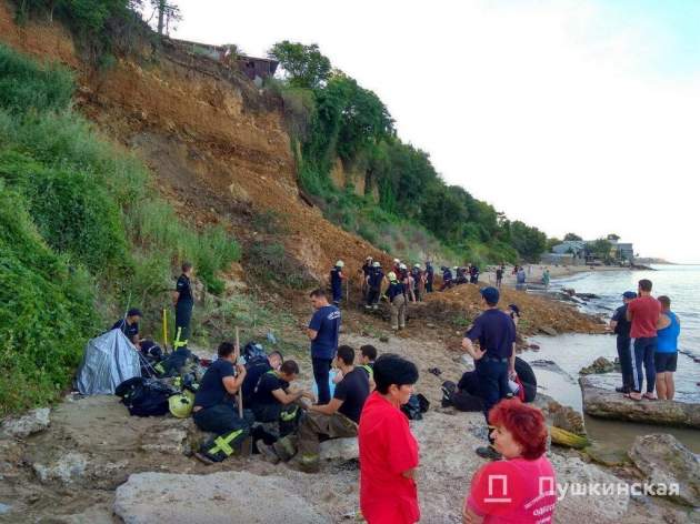 В Одессе оползень поглотил пляж: спасатели ищут под завалами людей. Фото и видео ЧП