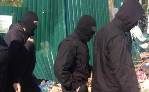 На Харьковщину завезли колонну автобусов с крепкими парнями