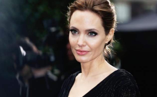 «Задорно!»: Джоли похвасталась фигурой в прозрачном платье