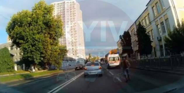 Бэтмен жив: в Киеве мужчина выпрыгнул на ходу из скорой помощи и сбежал