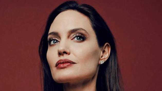 Анджелина Джоли смутила папарацци, прогулявшись по улице