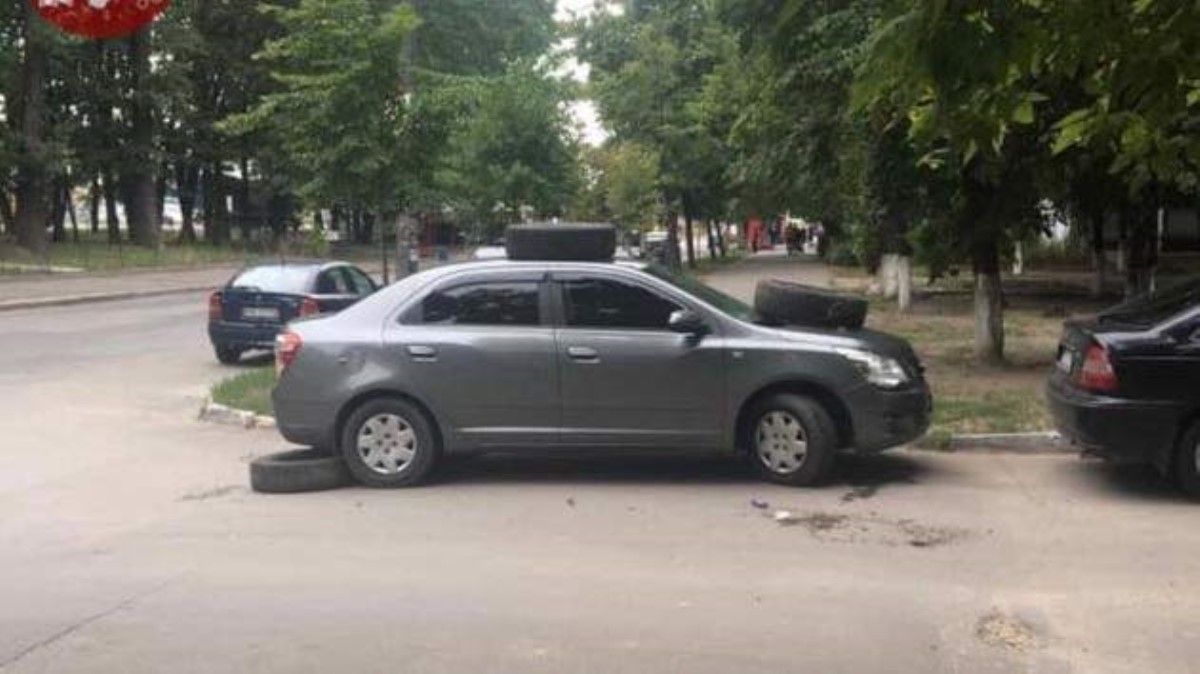 На столичных Теремках "героя парковки" наказали покрышками