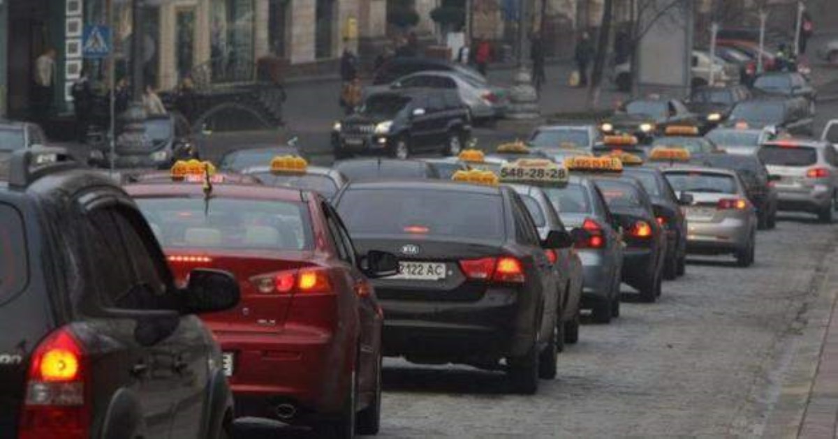 Разъяренные таксисты оцепили 95 квартал в Кривом Роге: что произошло