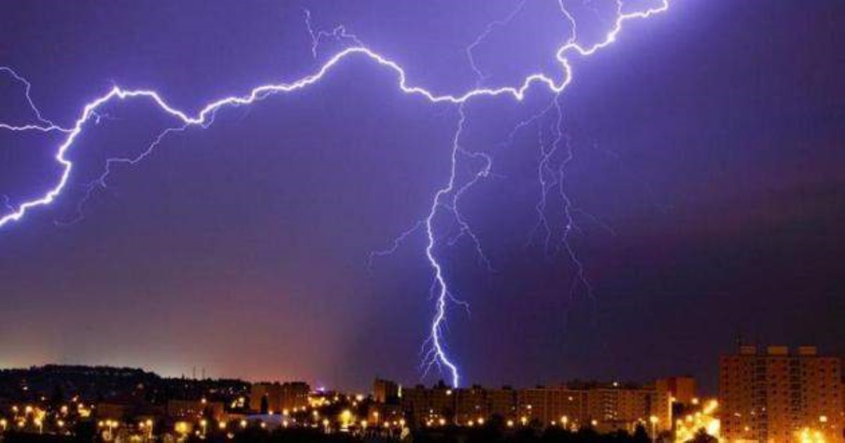 Купаться и мыть посуду во время грозы нельзя, и вот почему