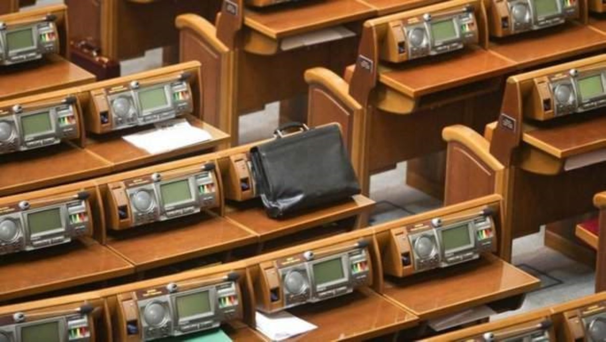"Слуг народа" распределили в Раде, но не до конца