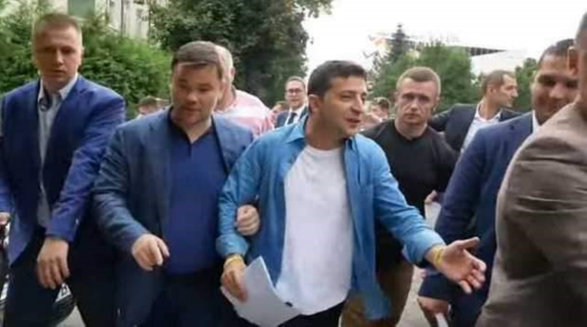 "Да шо вы это? Идите спокойно!" Зеленский довел охрану до белого каления и рукоприкладства