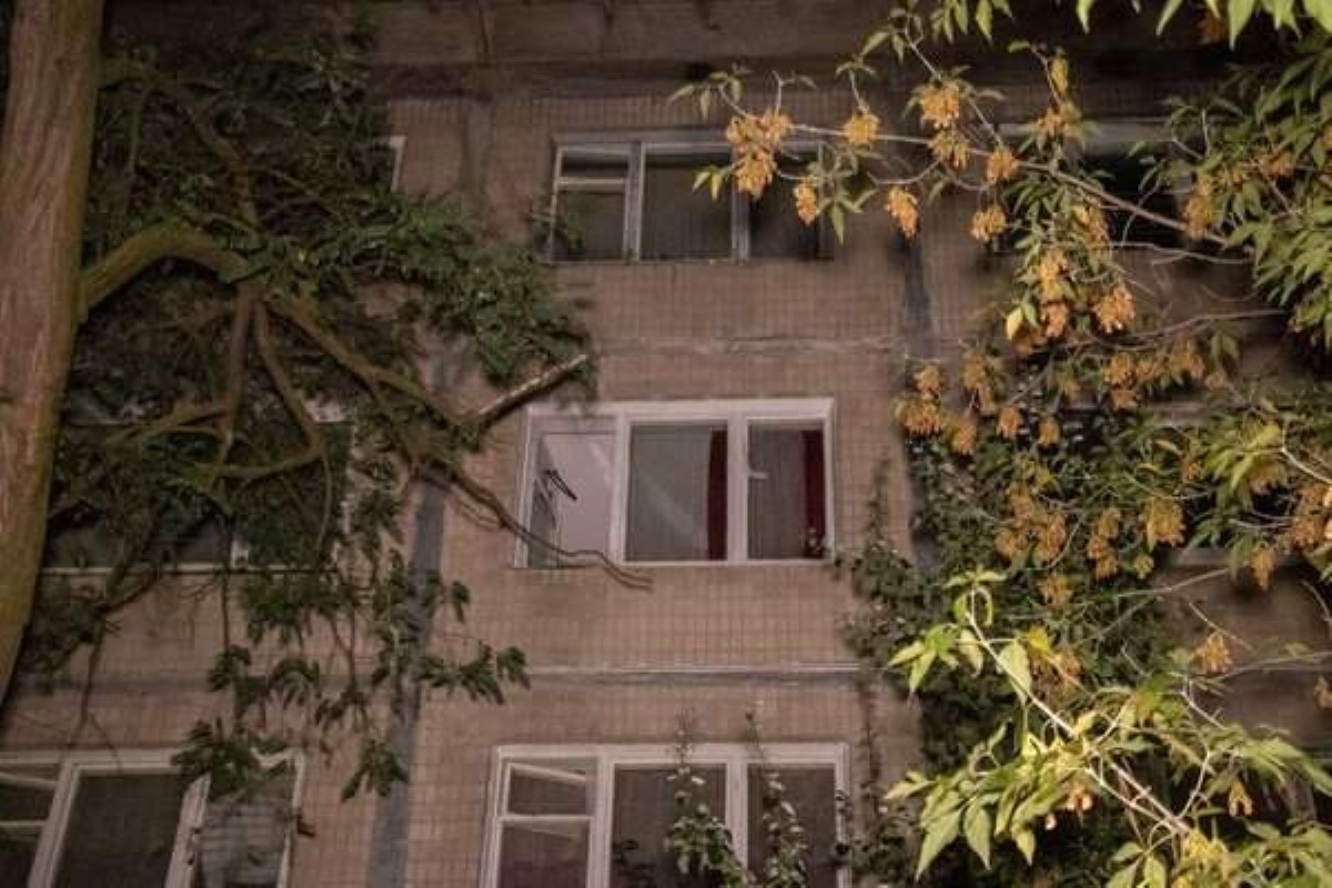 В Киеве мужчина выпал из окна многоэтажки и выжил