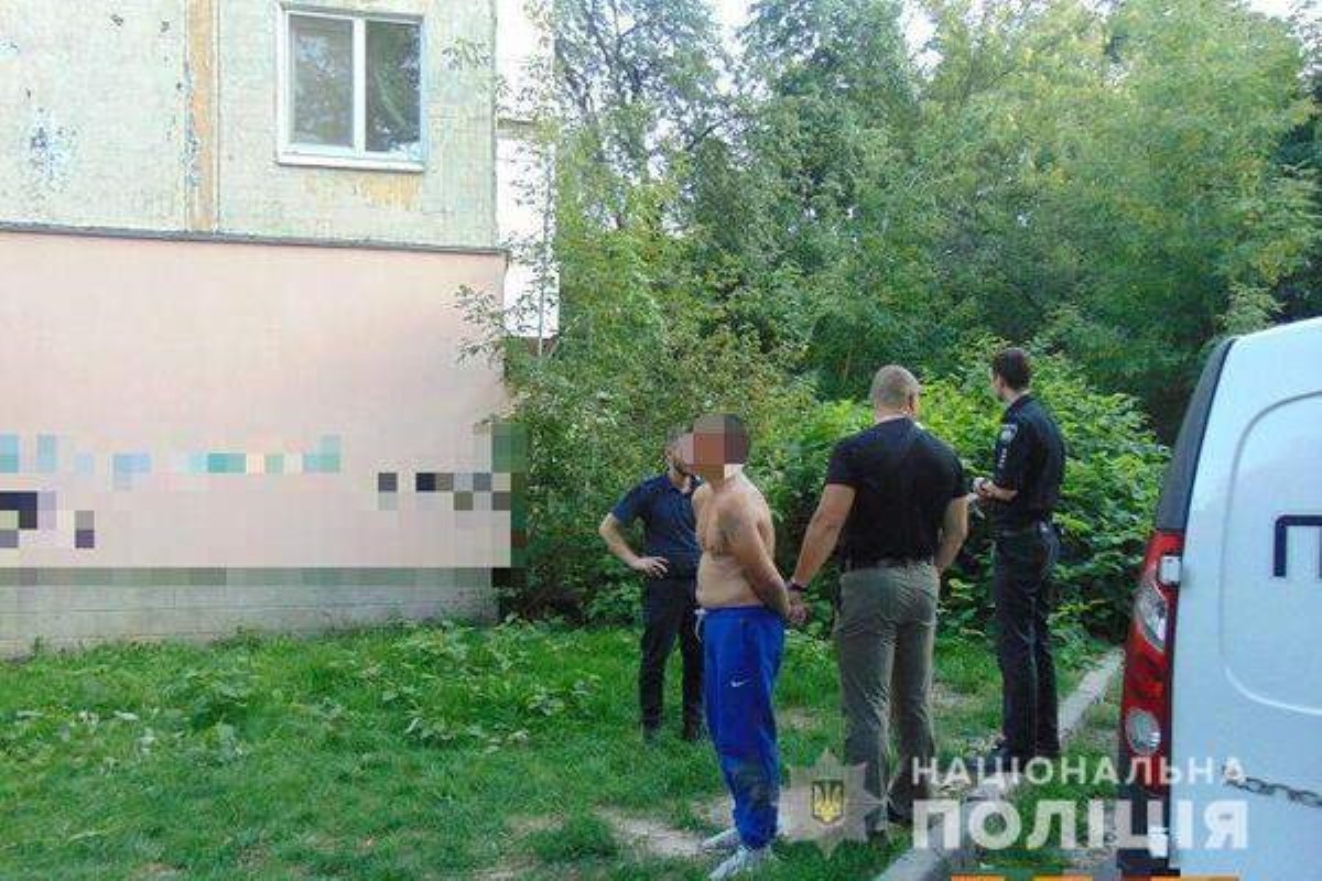 Набросился посреди улицы: в Киеве грабитель напал на женщину