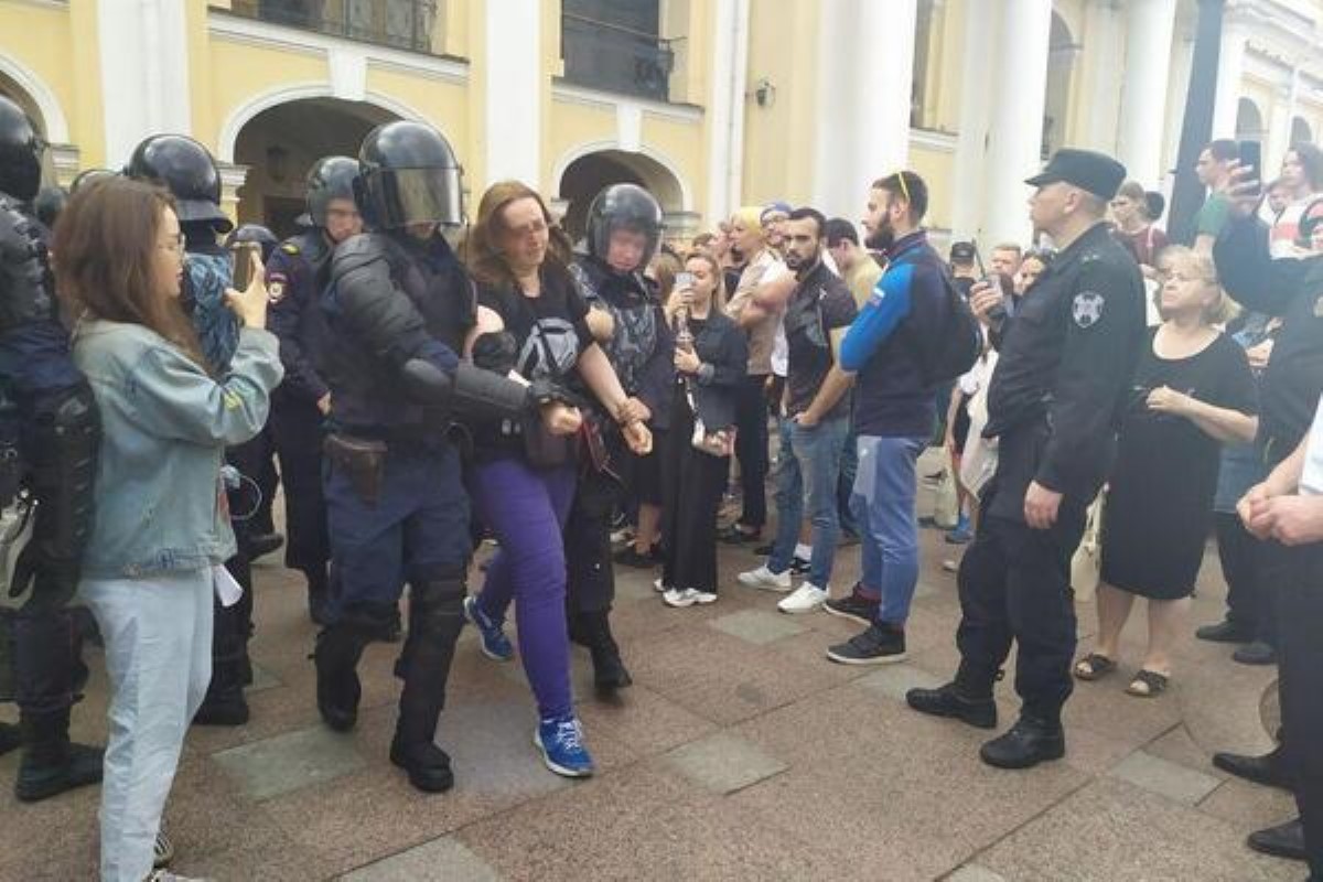 Под звон колоколов: силовики задержали более 140 человек на митинге в Москве