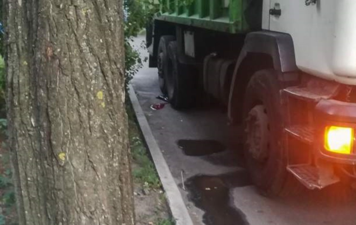 В Киеве мусоровоз раздавил мужчину