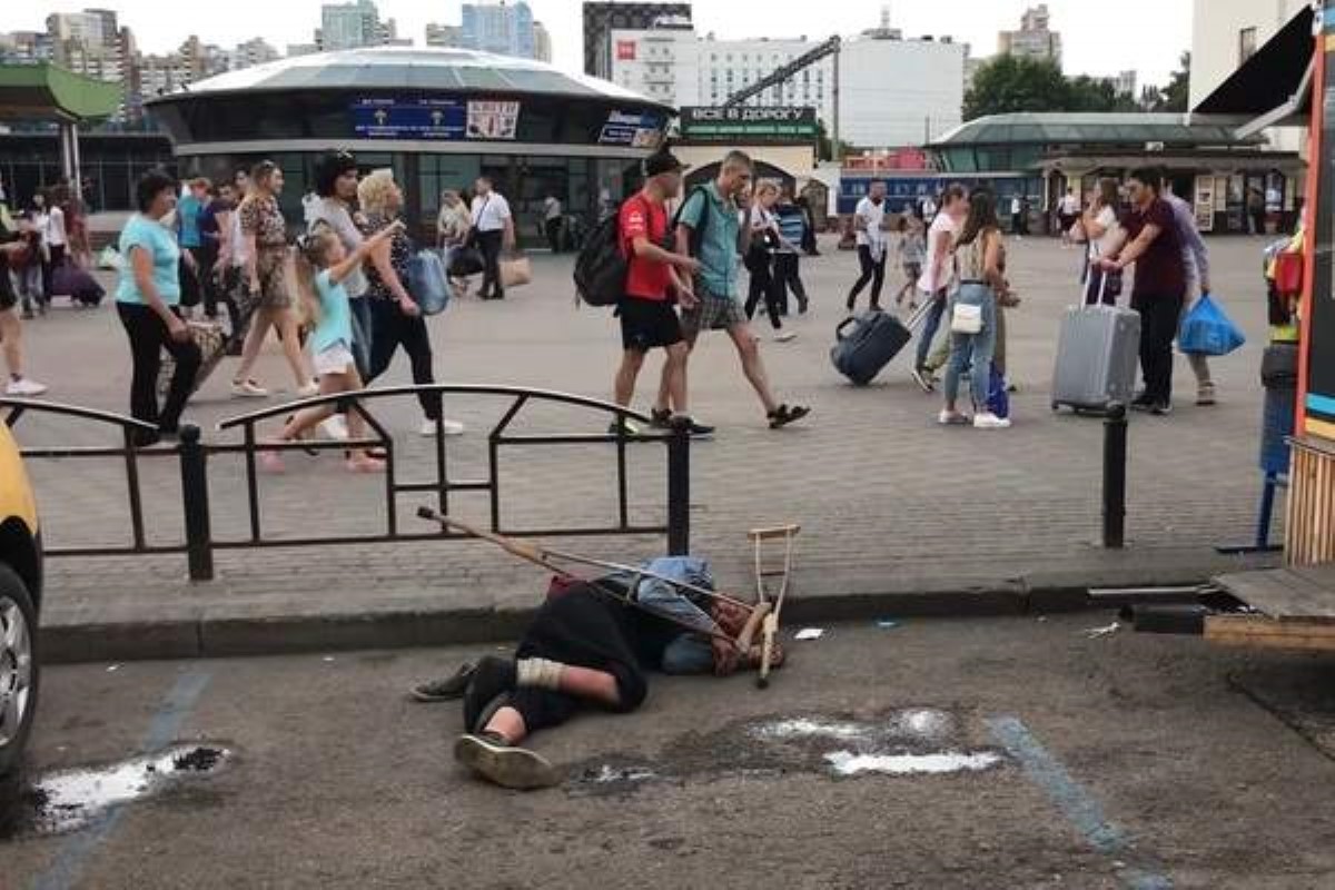Грязь, воровство и наливайки: появилось видео "адского гадюшника" на ж/д вокзале Киева