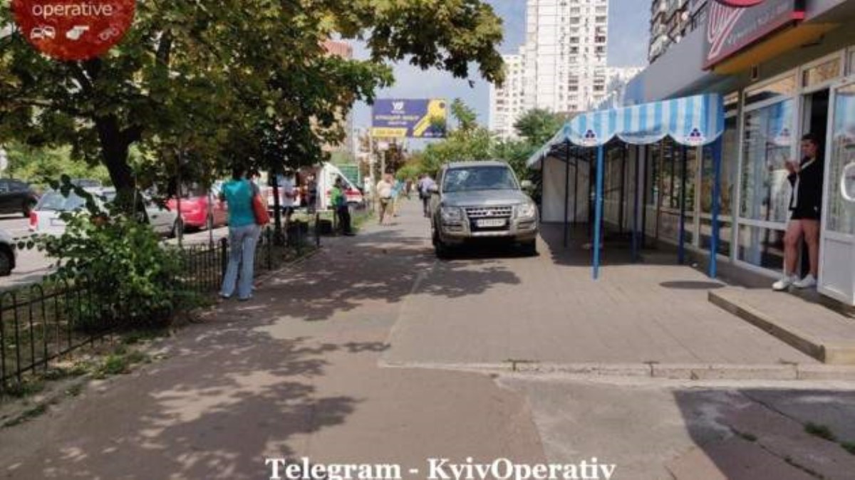 В Киеве внедорожник на тротуаре наехал на ребенка