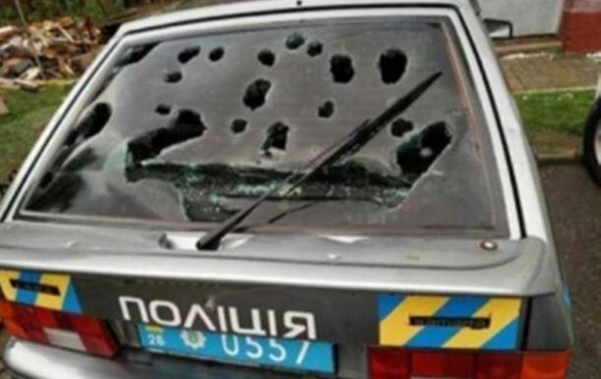 Аномально крупный град на Буковине разбил весь районный автопарк полиции. Фото
