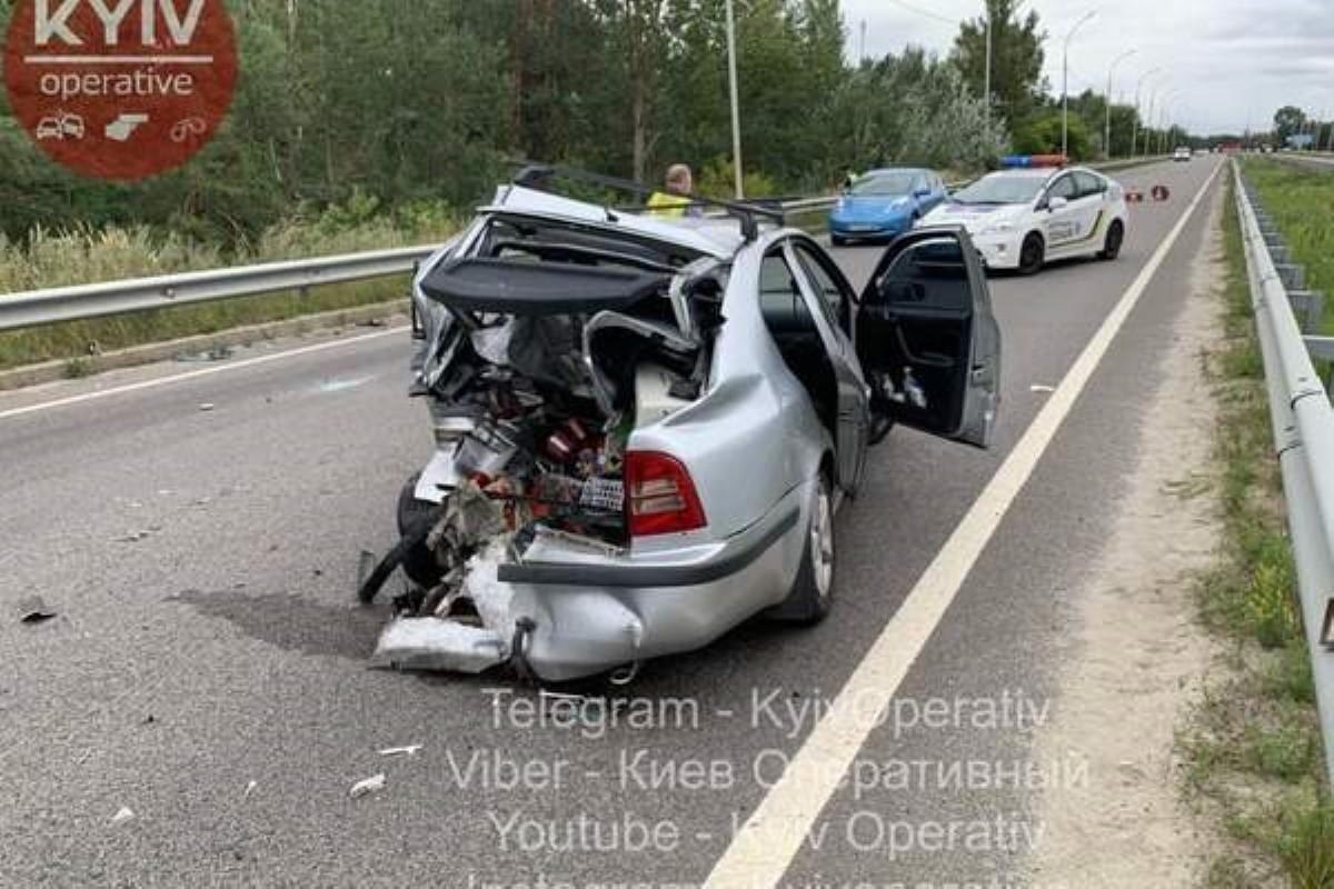 В Киеве фургон с хлебом раздавил авто: пассажирка погибла. Видео