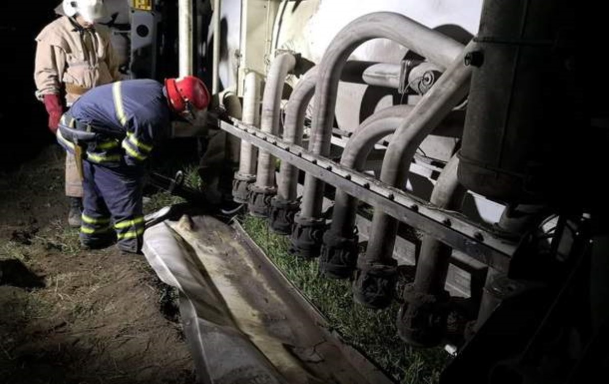 На Киевщине перевернулся бензовоз, произошла утечка топлива