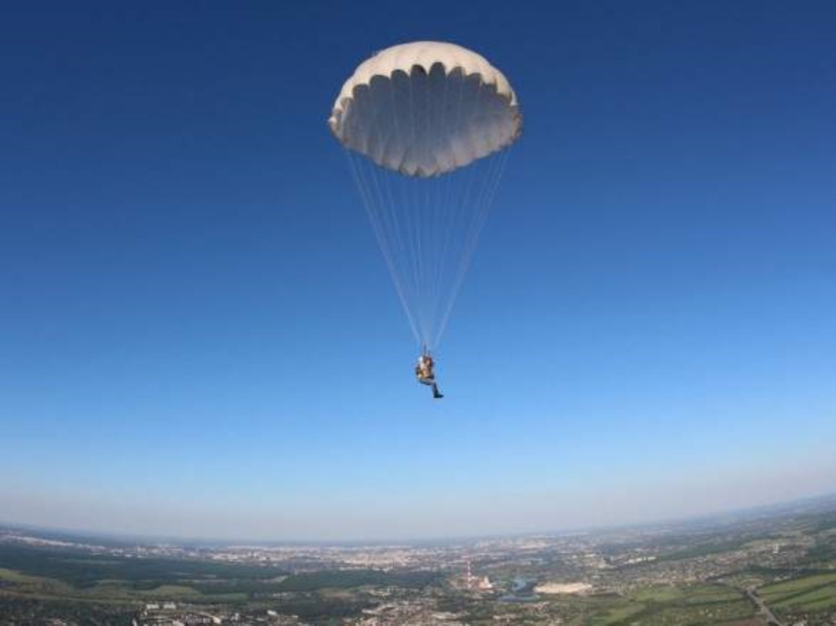 Не раскрылись парашюты: спортсменка выжила при падении с высоты в 1,5 км