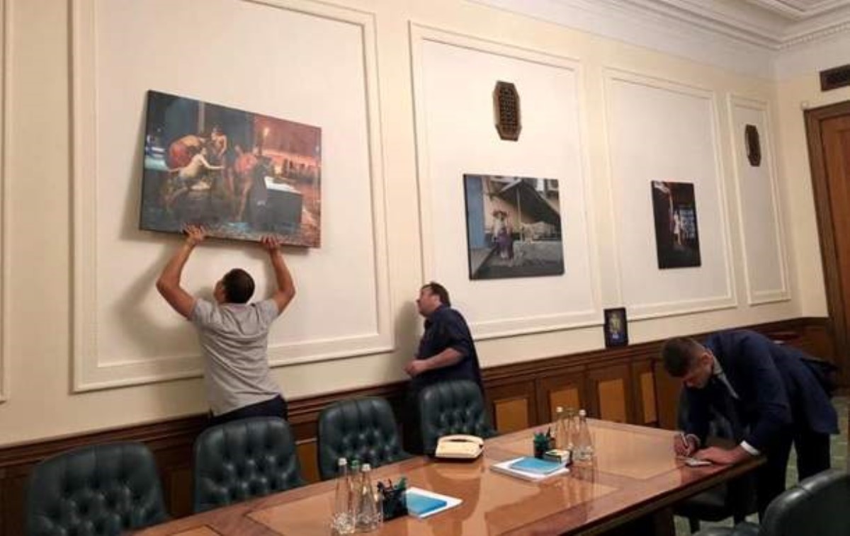 Офис президента украсили картиной с шаурмой