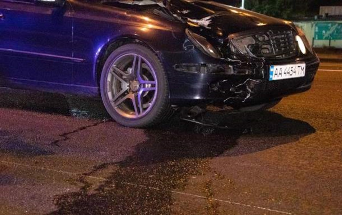 В Киеве водитель Mercedes сбил насмерть девушку и скрылся
