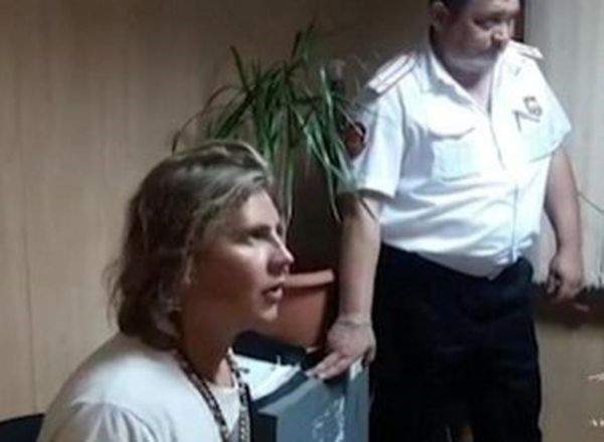 Пьяный россиянин хотел головой выбить иллюминатор головой, появилось видео