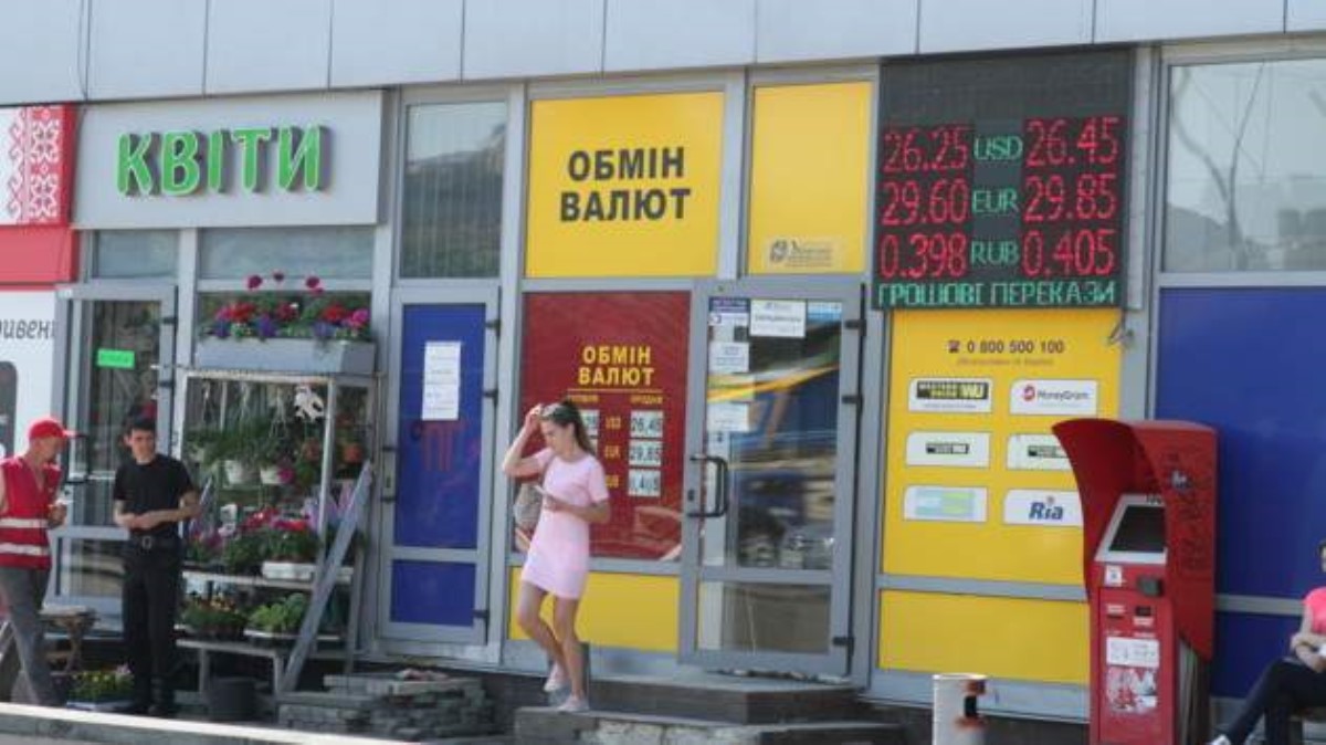 В Украине резко подешевел доллар