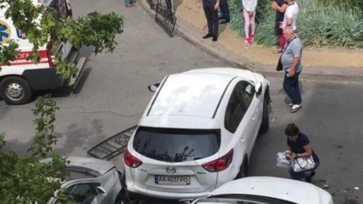 В Киеве задержали водителя, наехавшую на женщину с ребенком. Видео