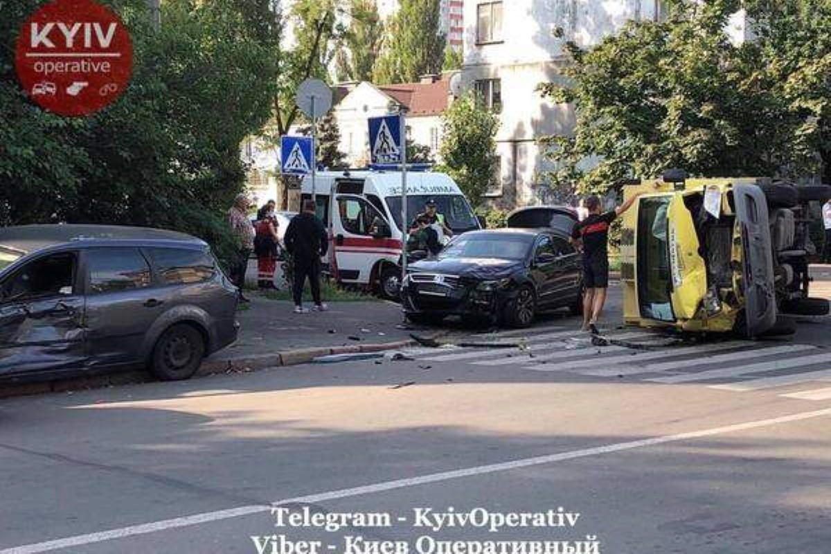 В Киеве не поделили дорогу четыре автомобиля: первые подробности