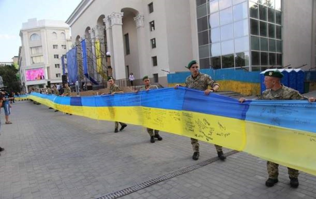 В Херсоне создали рекордный украинский флаг