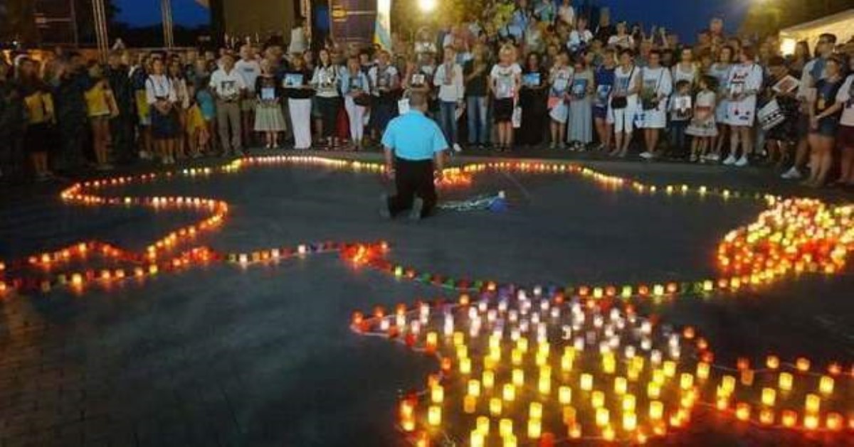 "Украинцы, простите нас!" В Одессе россиянин на коленях раскаялся за Донбасс и Крым