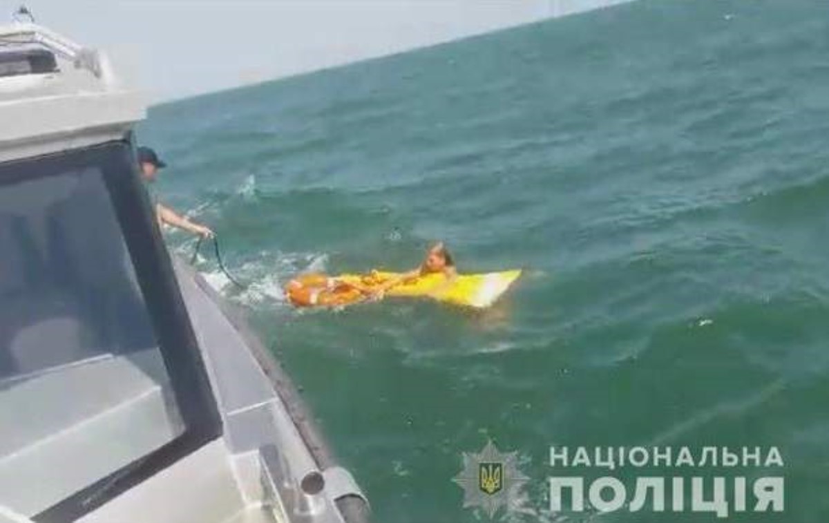 Унесенная ветром: в Азовском море спасли женщину на матрасе. Видео