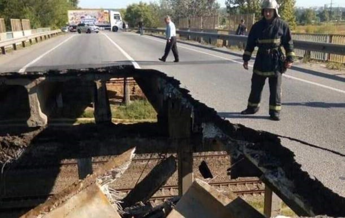 По обрушенному мосту в Харькове продолжают ездить автомобили. Видео