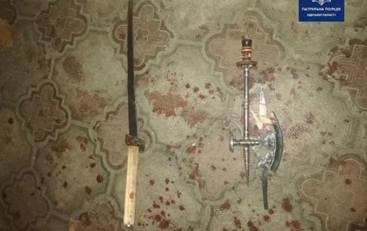 Охраннику одесского санатория удалось отбиться мечом и топориком