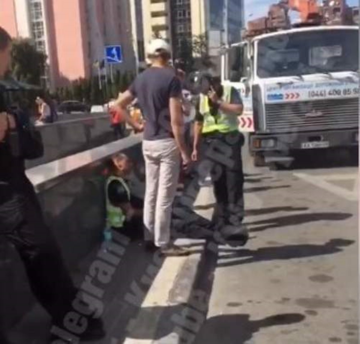 В Киеве авто сбило полицейского. Видео