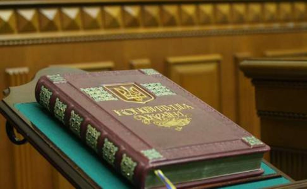 Партия власти готовит 465 изменений в Конституцию