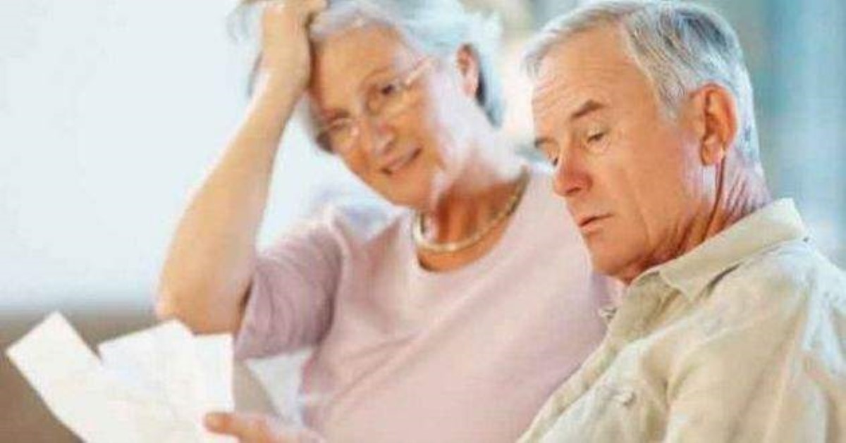 Пенсионер уехал за границу: что будет с пенсией
