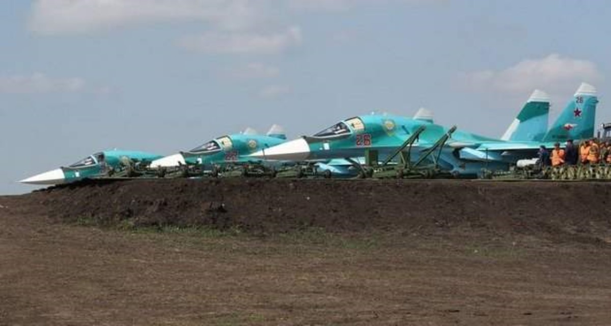 Сразу дюжину бомбардировщиков Россия посадила на шоссе недалеко от Китая: что произошло
