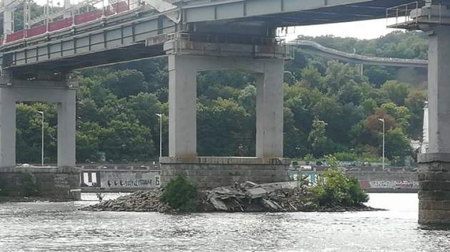 В Киеве обрушилась часть моста на Труханов остров. Видео