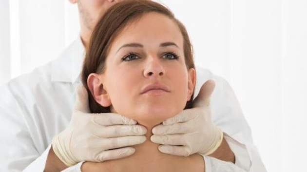 Названы самые распространенные симптомы проблем со щитовидкой