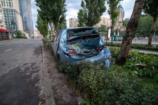 В Киеве легковушка вылетела на аллею и врезалась в дерево