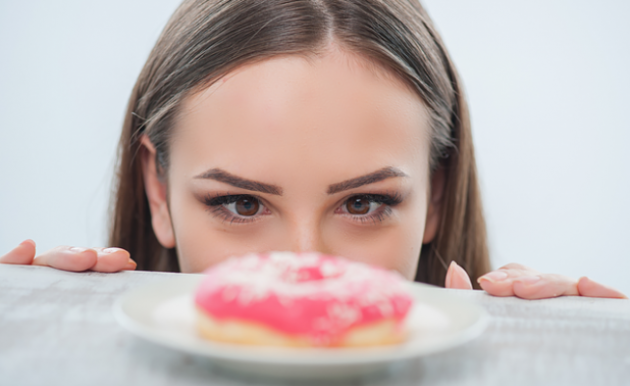 Как перестать есть сладкое: советы диетолога